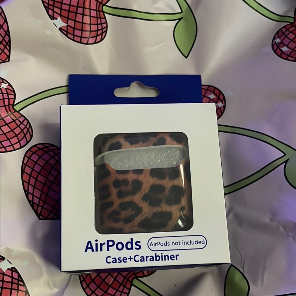 Source Unknown Leopard Print AirPods Case with Carabiner